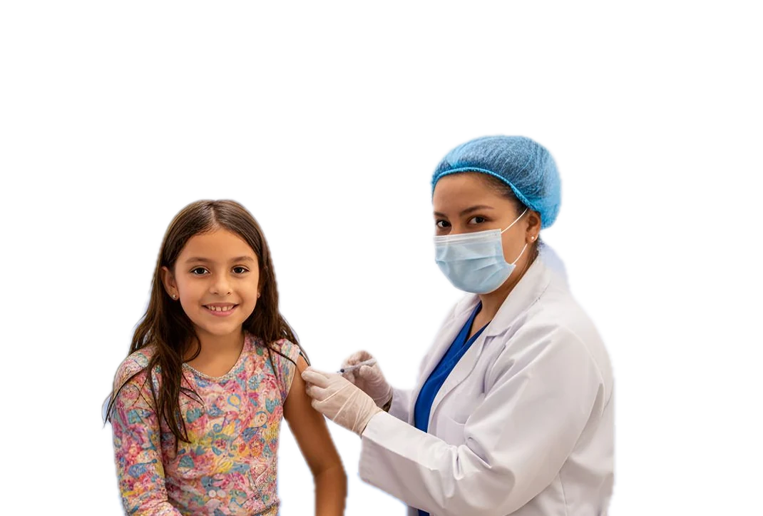 Niña sonriente recibe una vacuna en el brazo de manos de una profesional de la salud