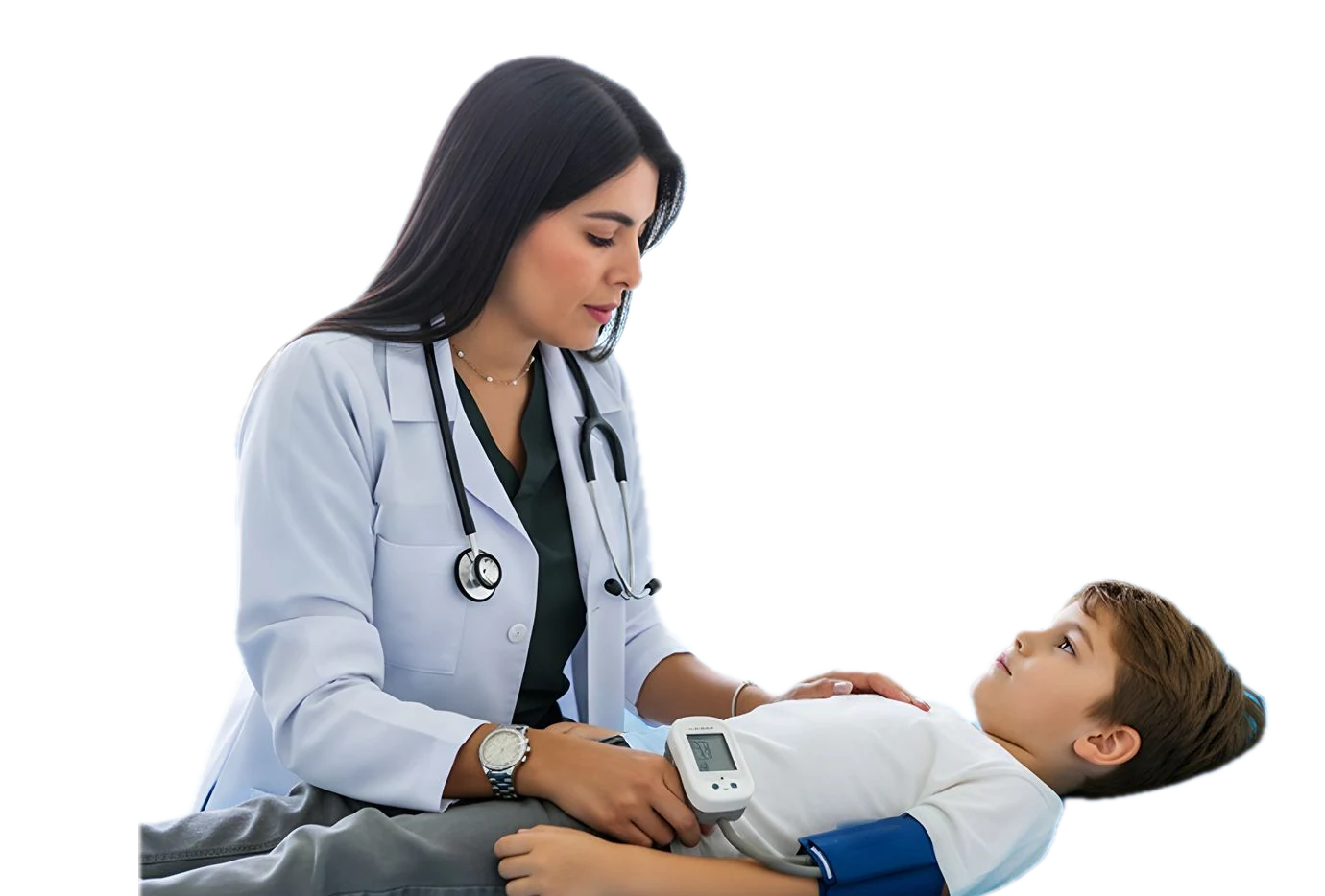 Médica con estetoscopio junto a un niño al que le toman la presión